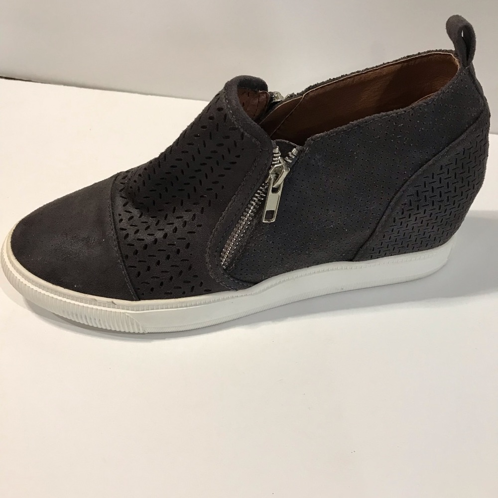 Dolce Vita womens bootie with zippers Size 10